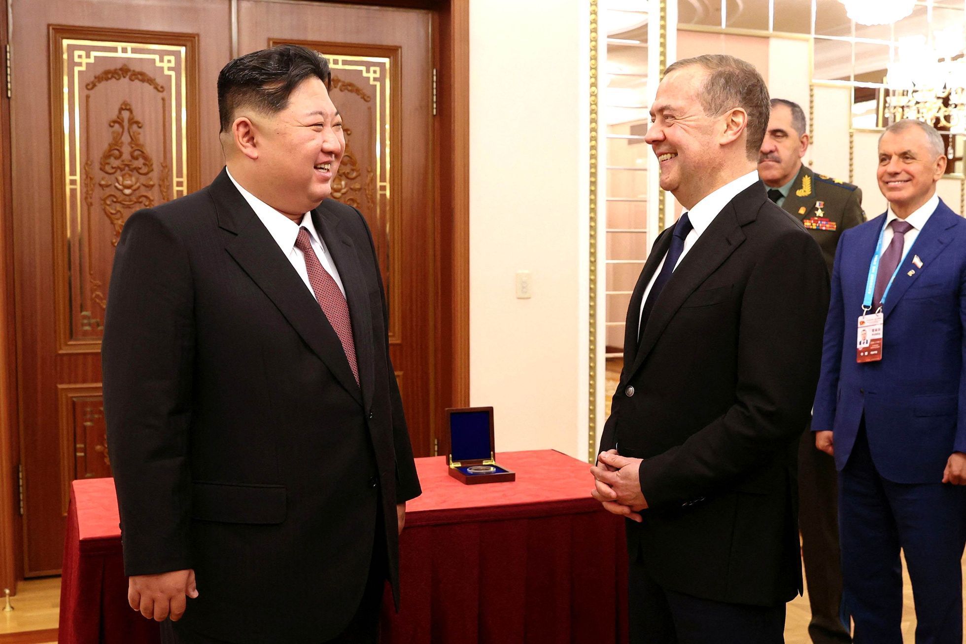 Severní Korea, 80. let, výročí, vojenská přehlídka, Kim Ir-sen, Medvedev, Pchjongjang