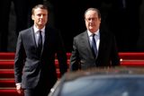 Setkal se tady s odcházejícím prezidentem Francoisem Hollandem. Oba si v sídle hlavy státu předali mimo jiné i kódy k francouzským atomovým zbraním. Jejich rozhovor se protáhl, místo v 10:30 Hollande palác opustil až po jedenácté hodině.