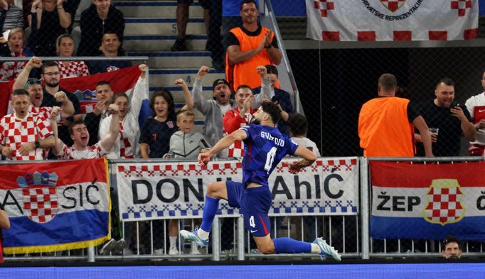 Joško Gvardiol slaví gól, který vzápětí zrušil VAR, v utkání kvalifikace MS 2026 Chorvatsko - Česko