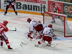 HC SLavia Praha - HC Oceláři Třinec během utkání play off.