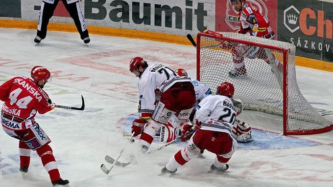 Hokejisté Třince vezou z Varů dva body.
