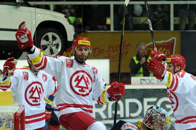 Třinec - Pardubice: Radek Bonk slaví gól