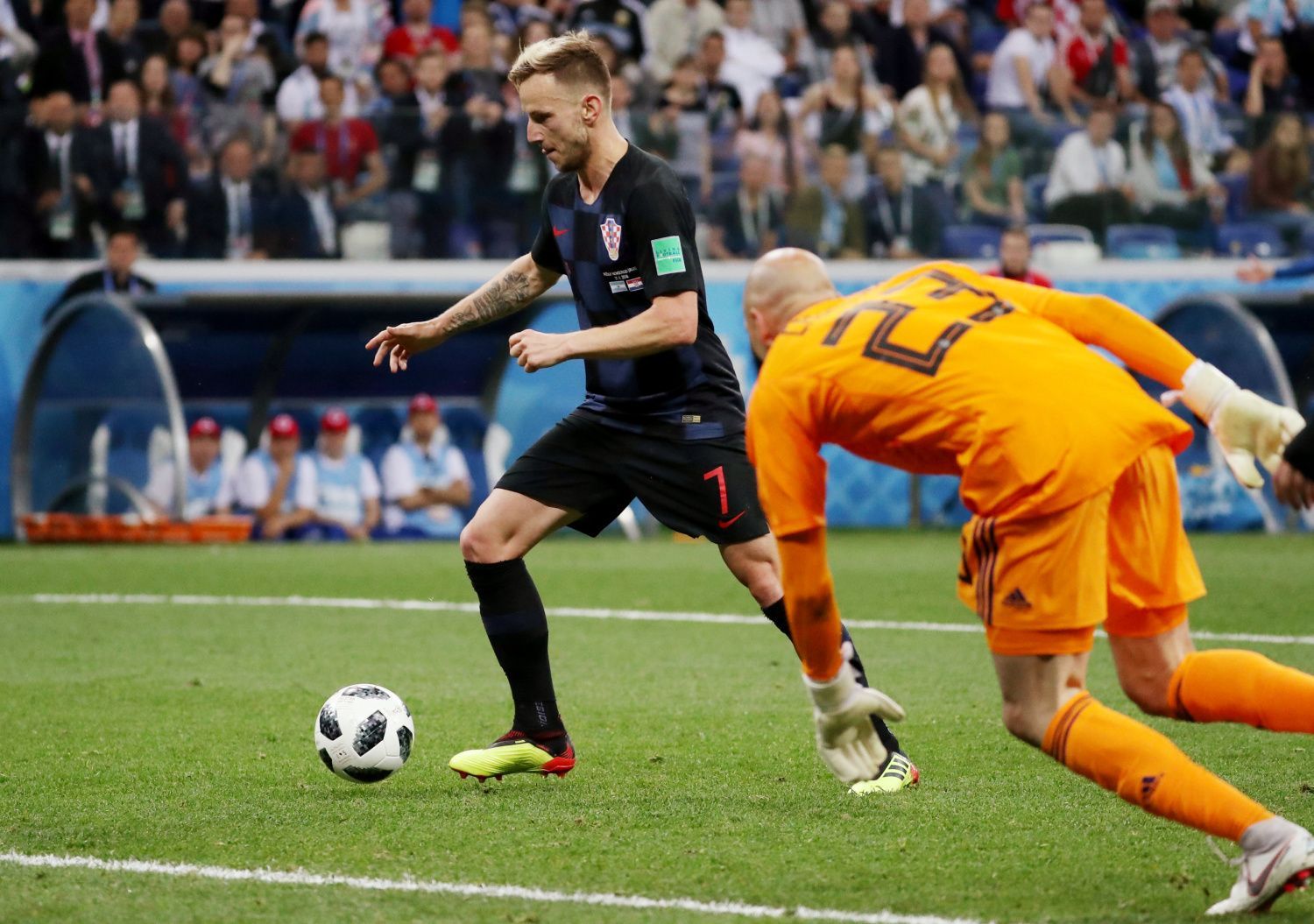 Ivan Rakitič dává gól v zápase Argentina - Chorvatsko na MS 2018