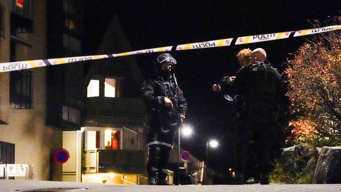 Policie v Kongsbergu, kde útočník zavraždil pět lidí.