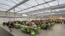 Guests test the 5,000 capacity Olympic Village dining room, a temporary structure built for the London 2012 Olympic Games in Stratford, east London on June 29, 2012. The village will accomodate up to 16,000 athletes and officials from more than 200 nations. Picture taken June 29, 2012. REUTERS/Olivia Harris (BRITAIN - Tags: SPORT OLYMPICS BUSINESS CONSTRUCTION CITYSPACE) Published: Čer. 30, 2012, 12:32 odp.