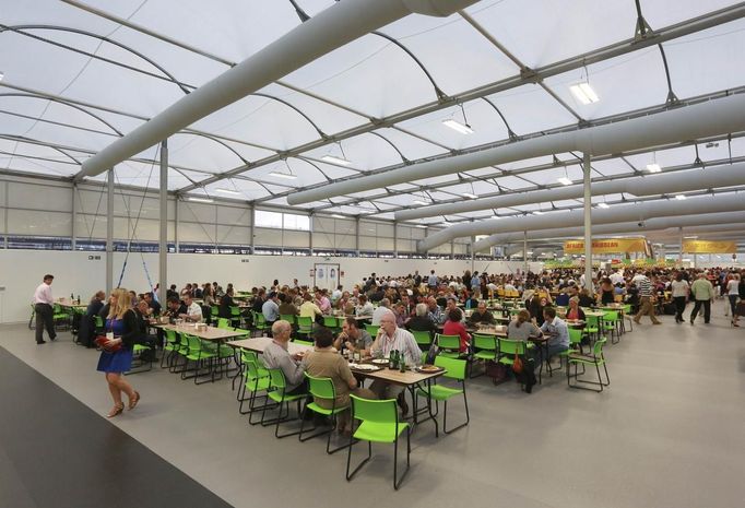 Guests test the 5,000 capacity Olympic Village dining room, a temporary structure built for the London 2012 Olympic Games in Stratford, east London on June 29, 2012. The village will accomodate up to 16,000 athletes and officials from more than 200 nations. Picture taken June 29, 2012. REUTERS/Olivia Harris (BRITAIN - Tags: SPORT OLYMPICS BUSINESS CONSTRUCTION CITYSPACE) Published: Čer. 30, 2012, 12:32 odp.