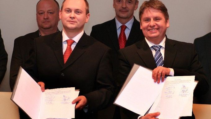 Hejtman Hašek z ČSSD (vlevo) a krajský radní Venclík z ODS ukazují koaliční smlouvu. "Upsali jste se, tak plaťte," žádají teď sociální demokraté od ODS