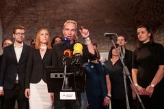 K pirátům se po volbách hrnou stovky nových členů, táhne TOP 09 i komunisté. Lidovců naopak ubývá