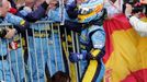 Španělský pilot F1 Fernando Alonso ze stáje Renault oslavuje se členy týmu své vítězství ve Velké ceně Japonska.