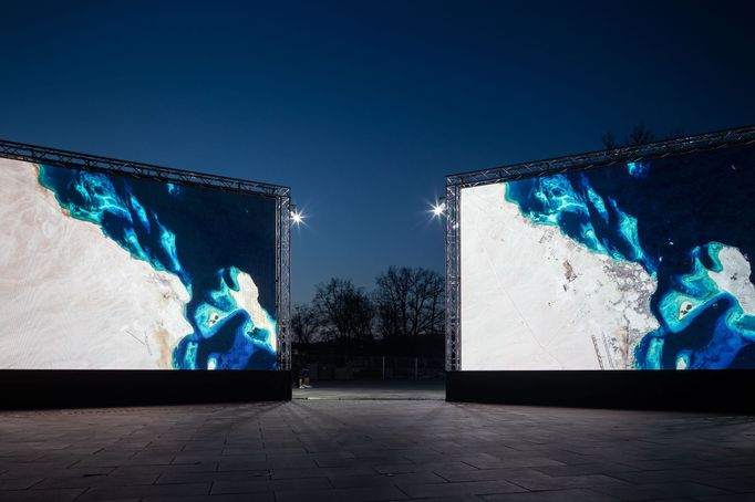 Instalace festivalu Signal v pražské Stromovce.