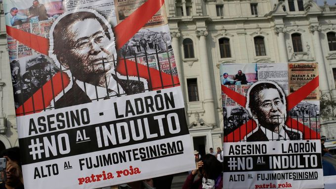 "Vrah. Zloděj." Protestující nesou transparenty proti milosti exprezidentovi Fujimorimu.