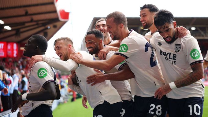 Tomáš Souček (28) se spoluhráči slaví gól West Hamu proti Nottinghamu.