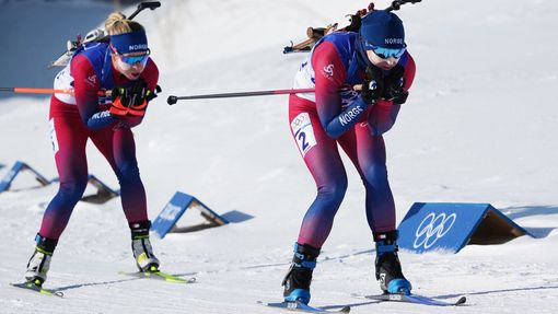 Marte Olsbu Røiseland a Tiril Eckhoffová v hromadném závodě na 12,5 km na ZOH 2022 v Pekingu