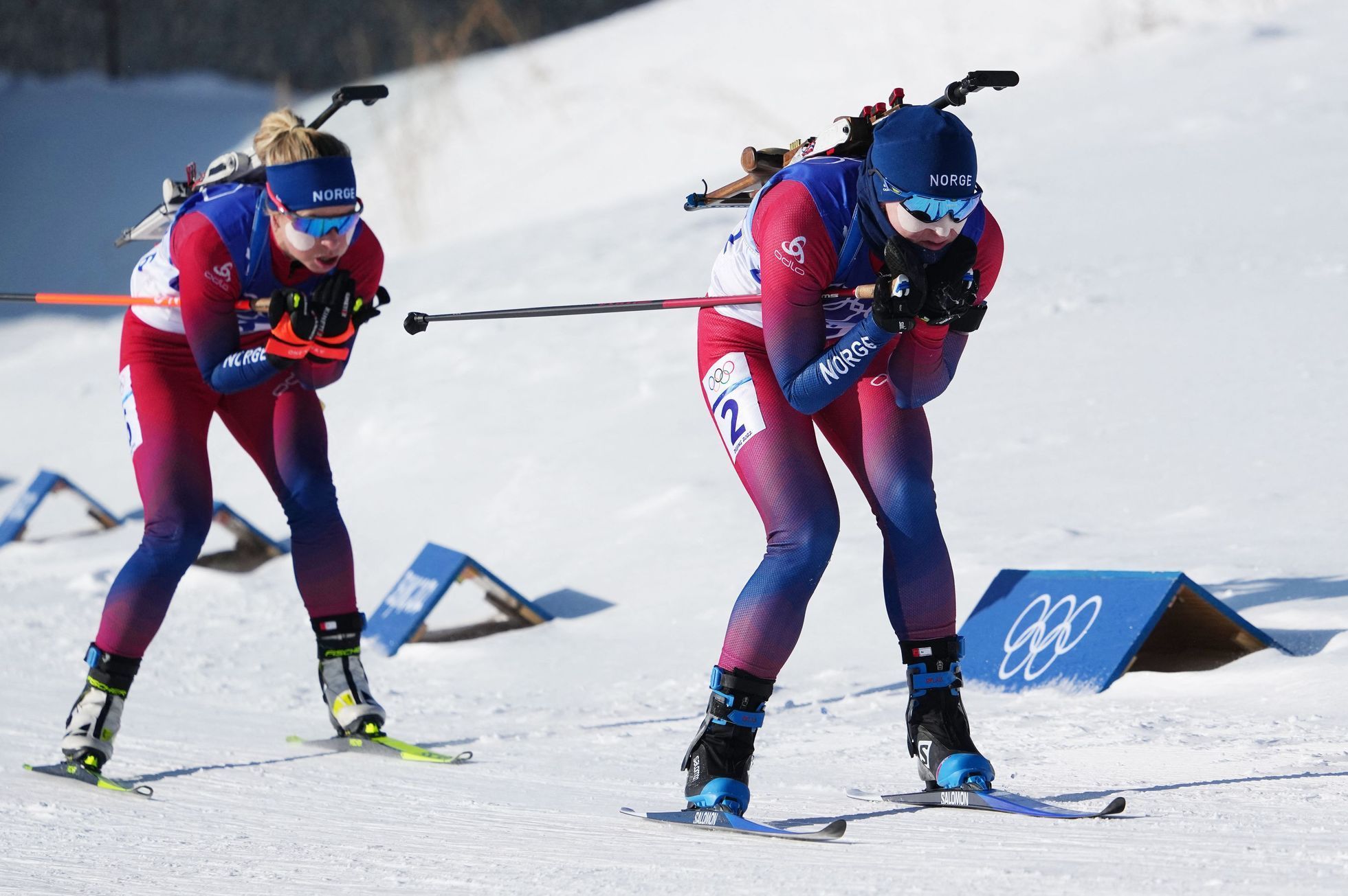 Marte Olsbu Røiseland a Tiril Eckhoffová v hromadném závodě na 12,5 km na ZOH 2022 v Pekingu