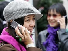 Japonky dlouze telefonují mobilem, přestože vědecké výzkumy prokázaly, že dlouhodobé používání mobilních telefonů může způsobit nádor na mozku.