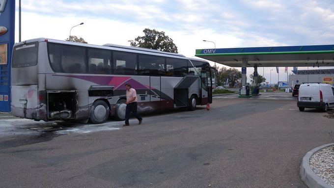 U čerpací stanice v Táboře hořel autobus se 44 lidmi, vyvázli bez zranění.