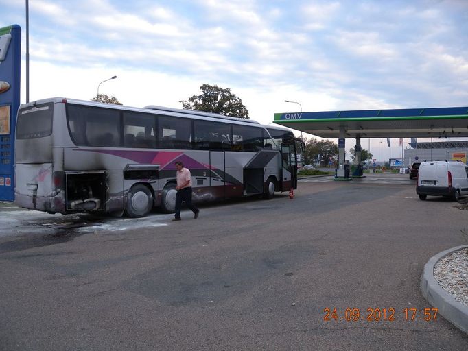 U čerpací stanice v Táboře hořel autobus se 44 lidmi, vyvázli bez zranění.