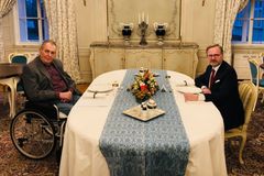Prezident Zeman souhlasí s obrannou smlouvou s USA, ale základnu v Česku nechce