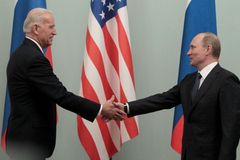 První schůzka prezidentů. S Putinem se dobře znají, Biden si ale musí dávat pozor
