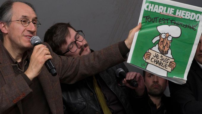 Šéfredaktor Gerard Briard a kreslíř Luz ukazují titulní stranu nového čísla Charlie Hebdo, které vyšlo přesně týden poté, co teroristé zabili v redakci dvanáct lidí.