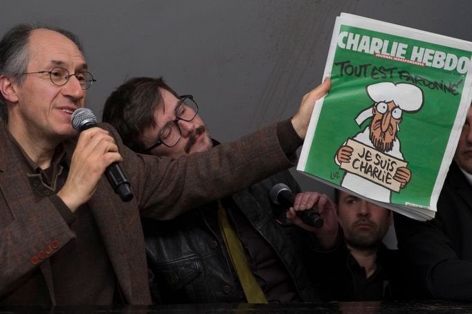 Šéfredaktor Gerard Briard a kreslíř Luz ukazují titulní stranu nového čísla Charlie Hebdo, které vyšlo přesně týden poté, co teroristé zabili v redakci dvanáct lidí.