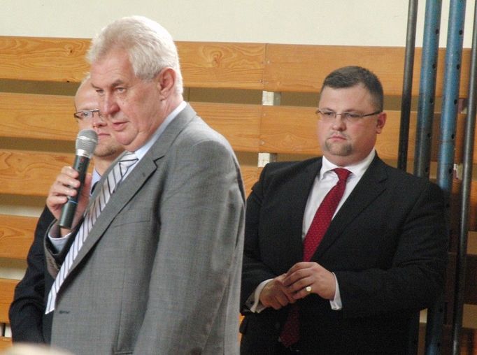 Prezident Miloš Zeman diskutuje se studenty prestižního pardubického Gymnázia Dašická. V pozadí šéf hradního protokolu Jindřich Forejt a pardubický hejtman Martin Netolický.