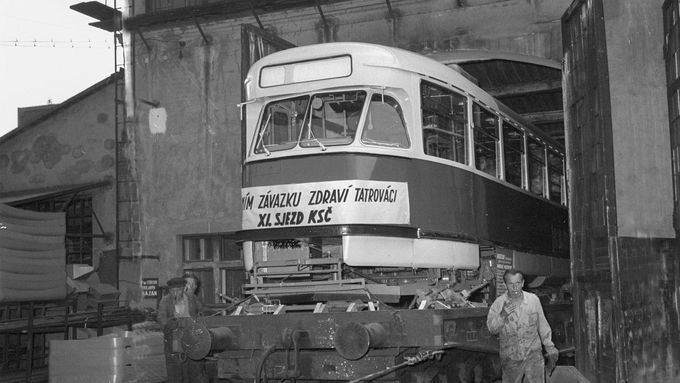 Gigantická továrna zaplavila svět tramvajemi. Nepřežila 90. léta, zbyla jedna stěna