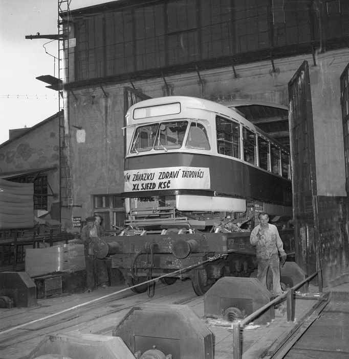 Fotografie z historie výrobního závodu Tatra Smíchov v Praze. Snímek z roku 1958.