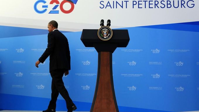 Americký prezident Barack Obama opouští tiskovou konferenci na summitu G20 v Petrohradu.