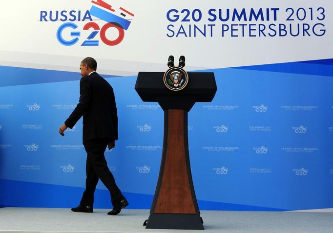 Americký prezident Barack Obama opouští tiskovou konferenci na summitu G20 v Petrohradu.