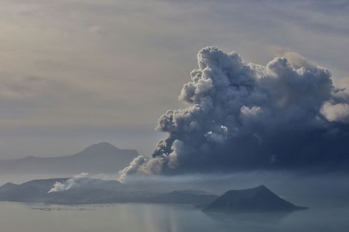 Filipínská sopka Taal začala chrlit popel a dým, hrozí její erupce.