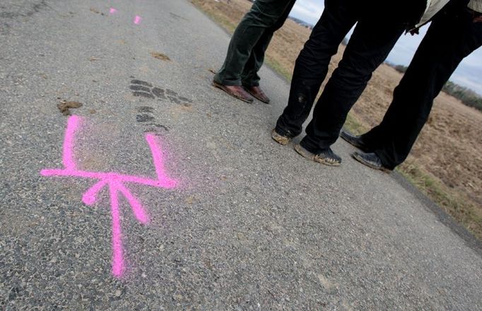 Na silnici zůstaly jen policejní značky.