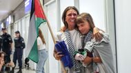Greta Thunbergová, která byla mediální tváří flotily Global Sumud směřující s pomocí do Gazy, jásá po příletu na letiště v Aténách.