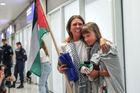 Greta Thunbergová, která byla mediální tváří flotily Global Sumud směřující s pomocí do Gazy, jásá po příletu na letiště v Aténách.