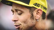 Tenhle muž je tady opravdu v oblibě. Valentino Rossi na Masarykově okruhu.