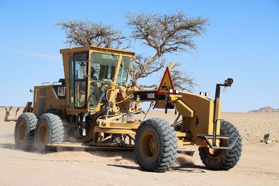 U nás v zimě upravují silnice sněžné pluhy. V Namibii celoročně pluhy písečné.