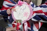 Všichni fanoušci jsou oblečení do britské vlajky a někteří s sebou přinesli i dárky pro miminko.