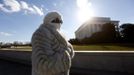 A woman bundled up in her fur coat walks away after visiting the Lincoln Memorial in Washington January 22, 2013. The nation's capital is under a cold snap that is affecting much of the northern United States. REUTERS/Kevin Lamarque (UNITED STATES - Tags: ENVIRONMENT TPX IMAGES OF THE DAY) Published: Led. 22, 2013, 9:03 odp.