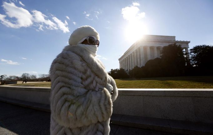 A woman bundled up in her fur coat walks away after visiting the Lincoln Memorial in Washington January 22, 2013. The nation's capital is under a cold snap that is affecting much of the northern United States. REUTERS/Kevin Lamarque (UNITED STATES - Tags: ENVIRONMENT TPX IMAGES OF THE DAY) Published: Led. 22, 2013, 9:03 odp.