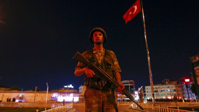 Vojenská hlídka u Taksimského náměstí v Istanbulu