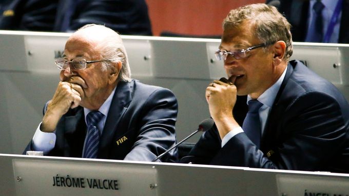 Jérome Valcke (vpravo) po boku svého šéfa Seppa Blattera.