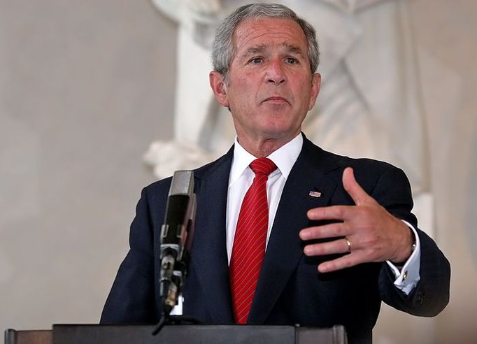 Americký prezident George Bush během tiskové konference na Pražském hradě.