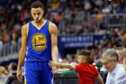 Warriors v NBA vyhráli poosmé v řadě, Curry dal 51 bodů