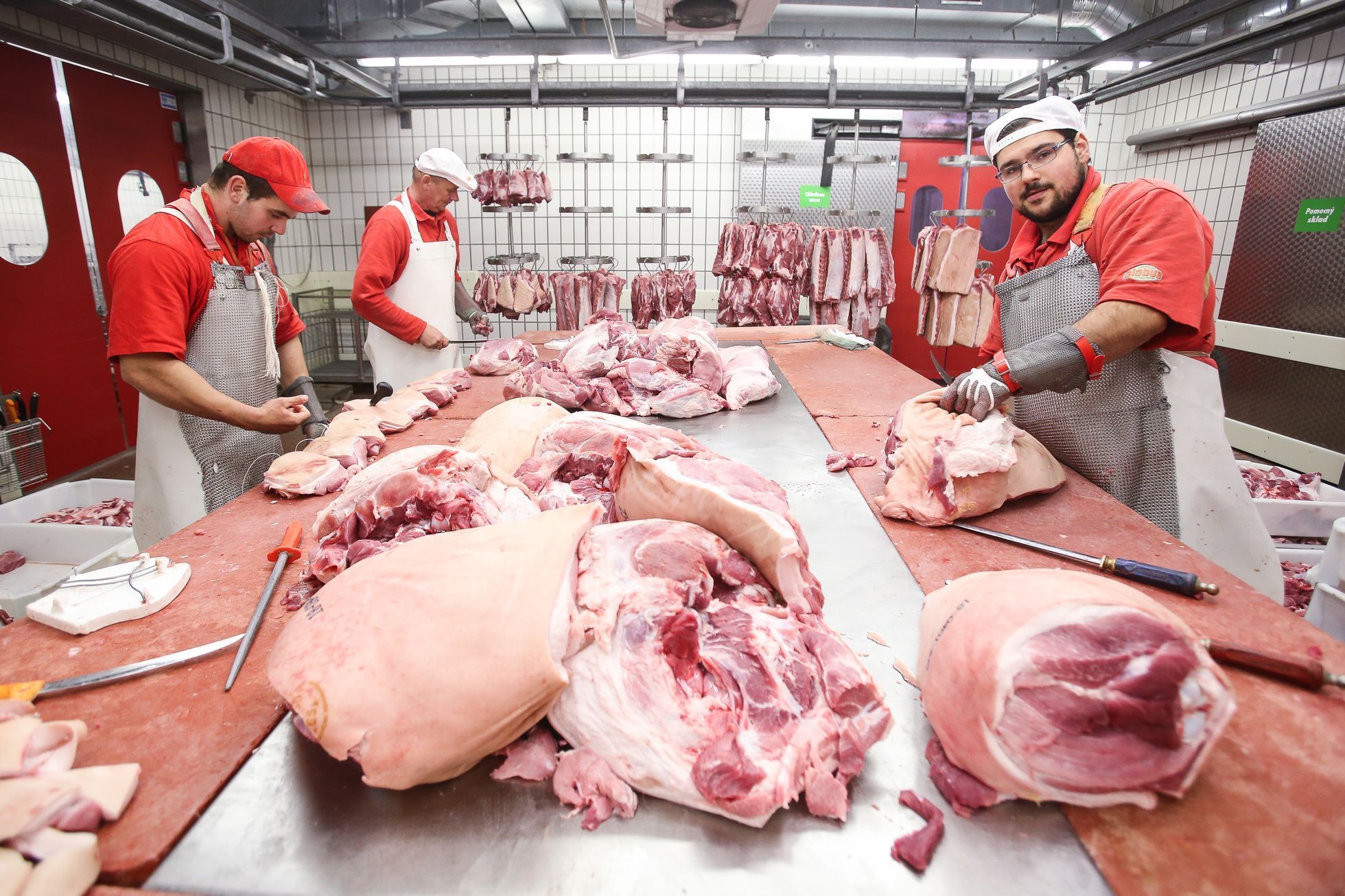 Hyperkmarket Globus - příprava masa, řeznictví, řezník Pavel Holeček