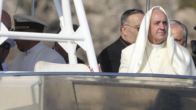 Papež František na pobřeží Lampedusy: Takto si vítr pohrál s jeho sutanou.