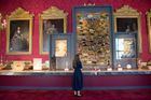 Šátek, portrét, krokodýl, klokan. Královna Alžběta II vystavuje dary od světových politiků