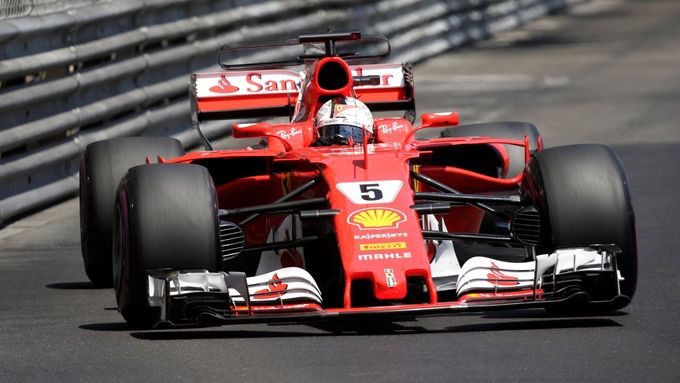 Sebastian Vettel ve Ferrari na okruhu v Monte Carlu.