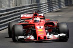 Monacké uličky ovládl Vettel, Räikkönena stála vedení skrytá týmová režie