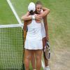 Karolína Plíšková a Ashleigh Bartyová po finále Wimbledonu 2021
