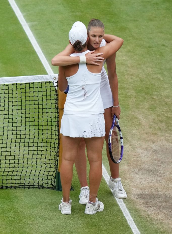 Karolína Plíšková a Ashleigh Bartyová po finále Wimbledonu 2021